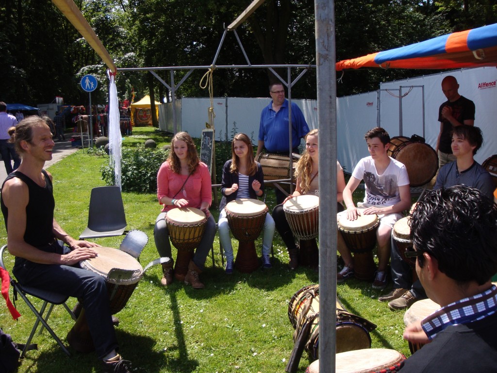 Djembe workshop op een ander festival